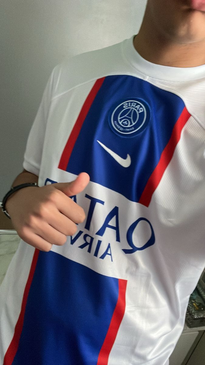 Foto de Adrián López con su camiseta