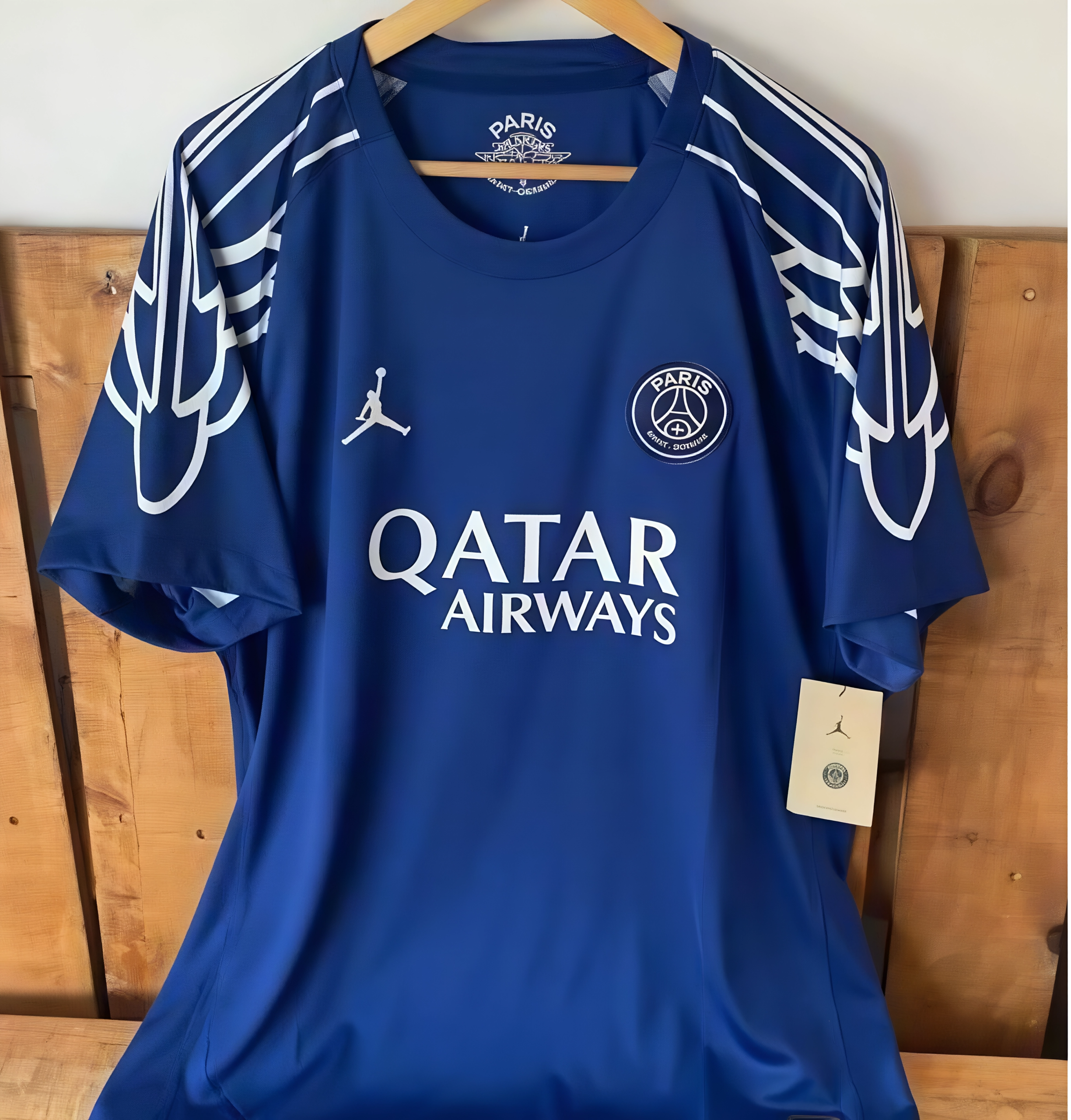 Foto de Álvaro Romero con su camiseta