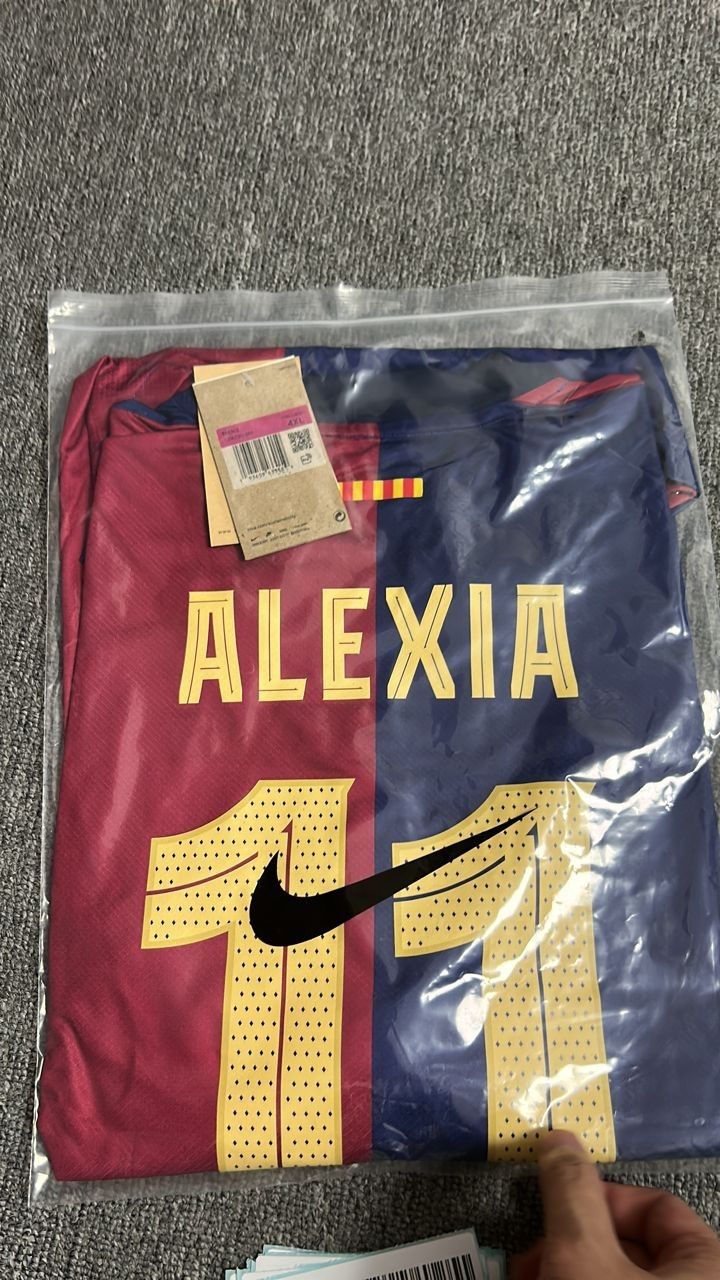 Foto de Elena Ortega con su camiseta