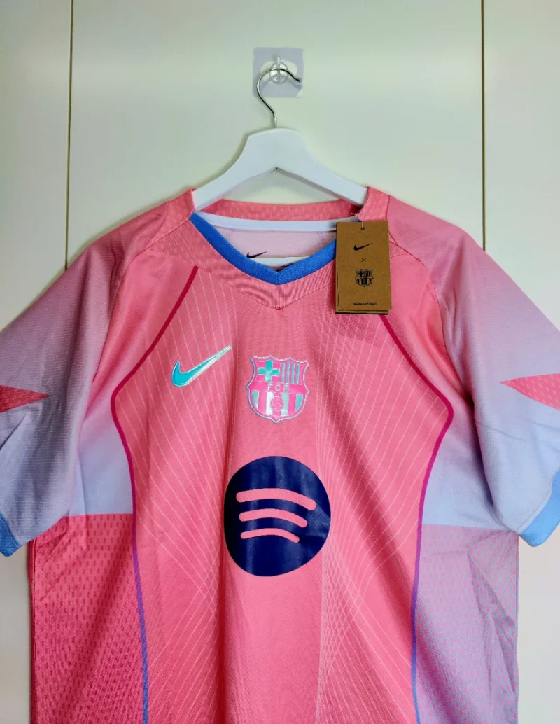 Foto de Víctor Molina con su camiseta